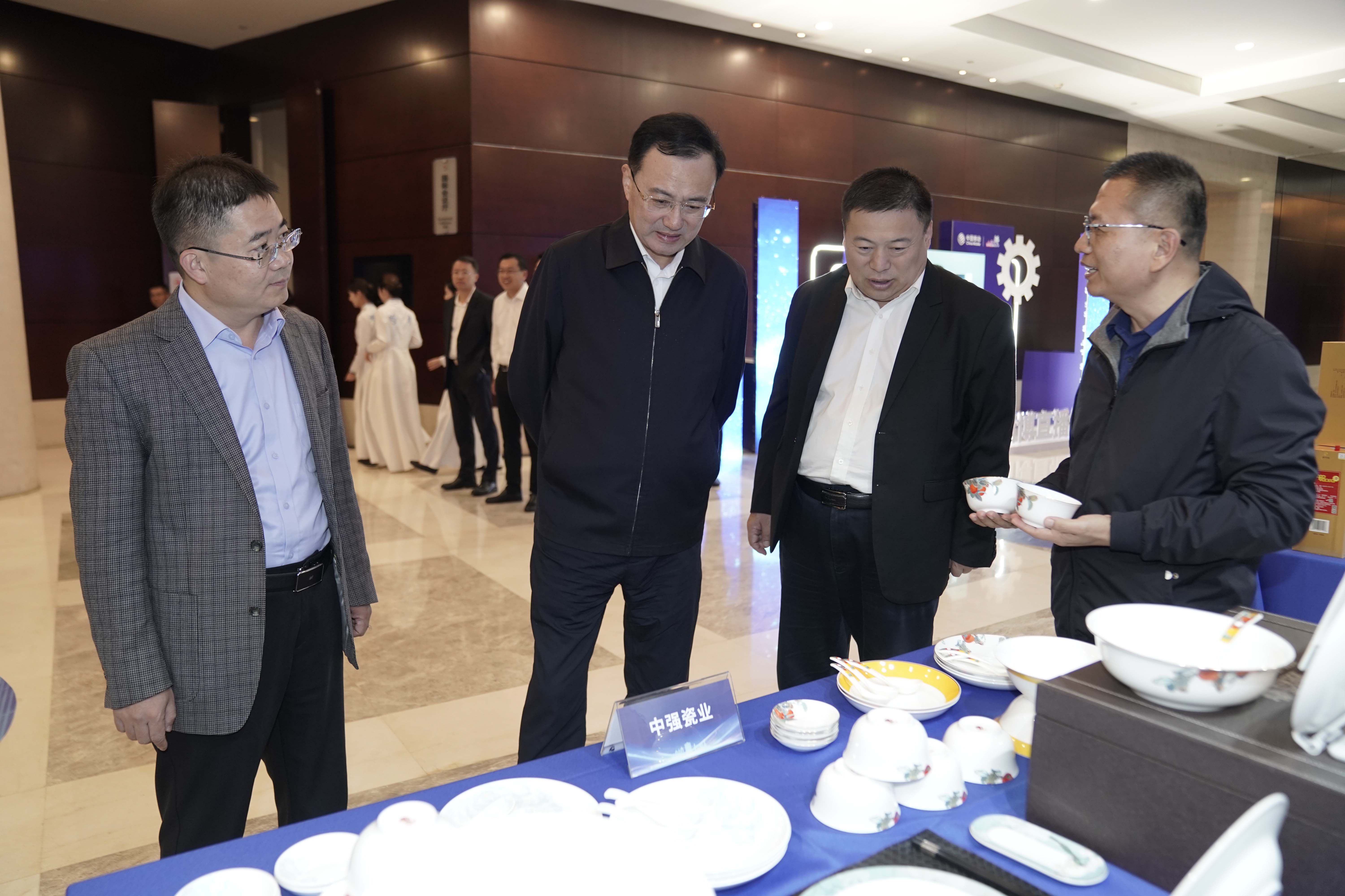 中强瓷业闪耀淄博直播经济节颁奖盛典