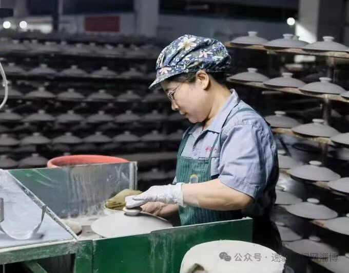 【红火炬：开局“十五五”奋斗正当时·一线报道】中强瓷业：弘扬工匠精神，让每一件瓷器都出自工匠之手